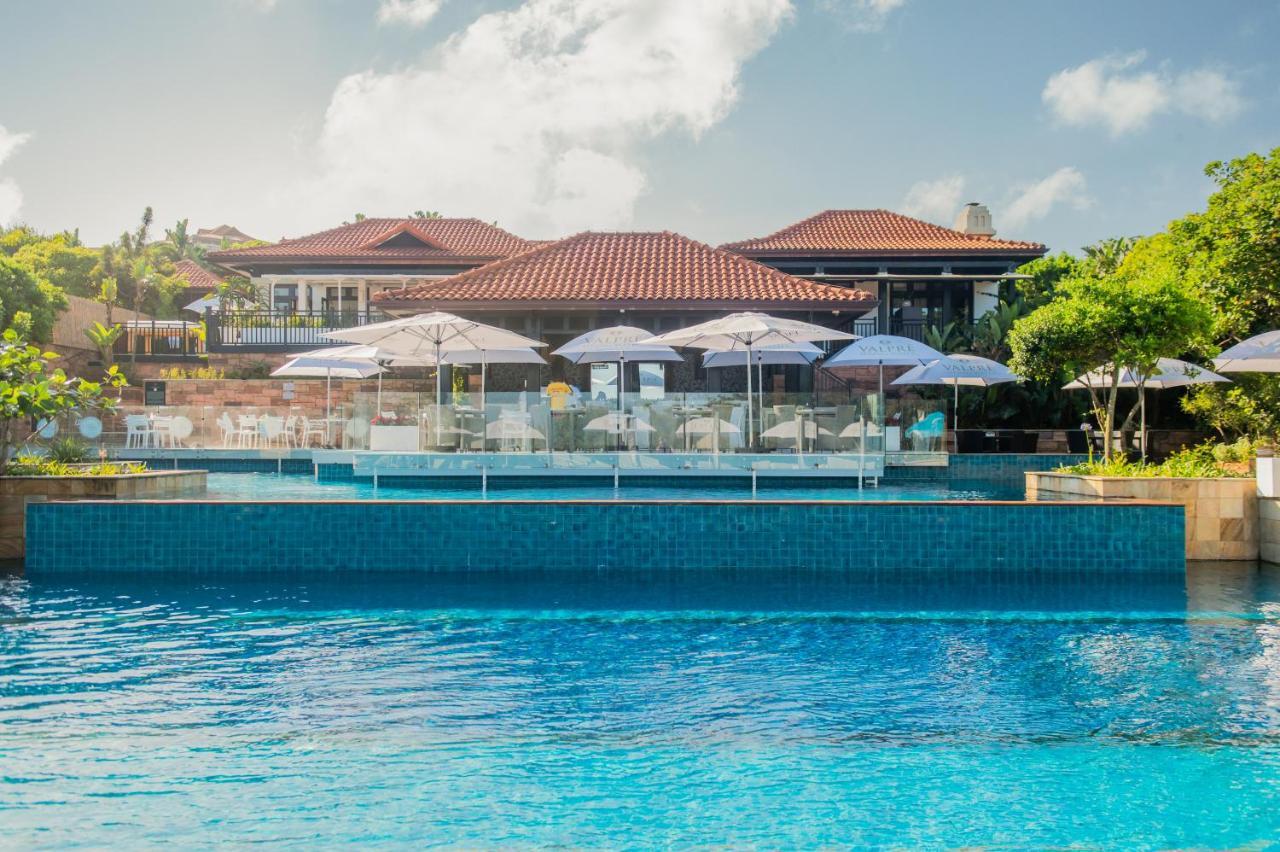 Hotel The Capital Zimbali Ballito Esterno foto The swimming pool at the resort