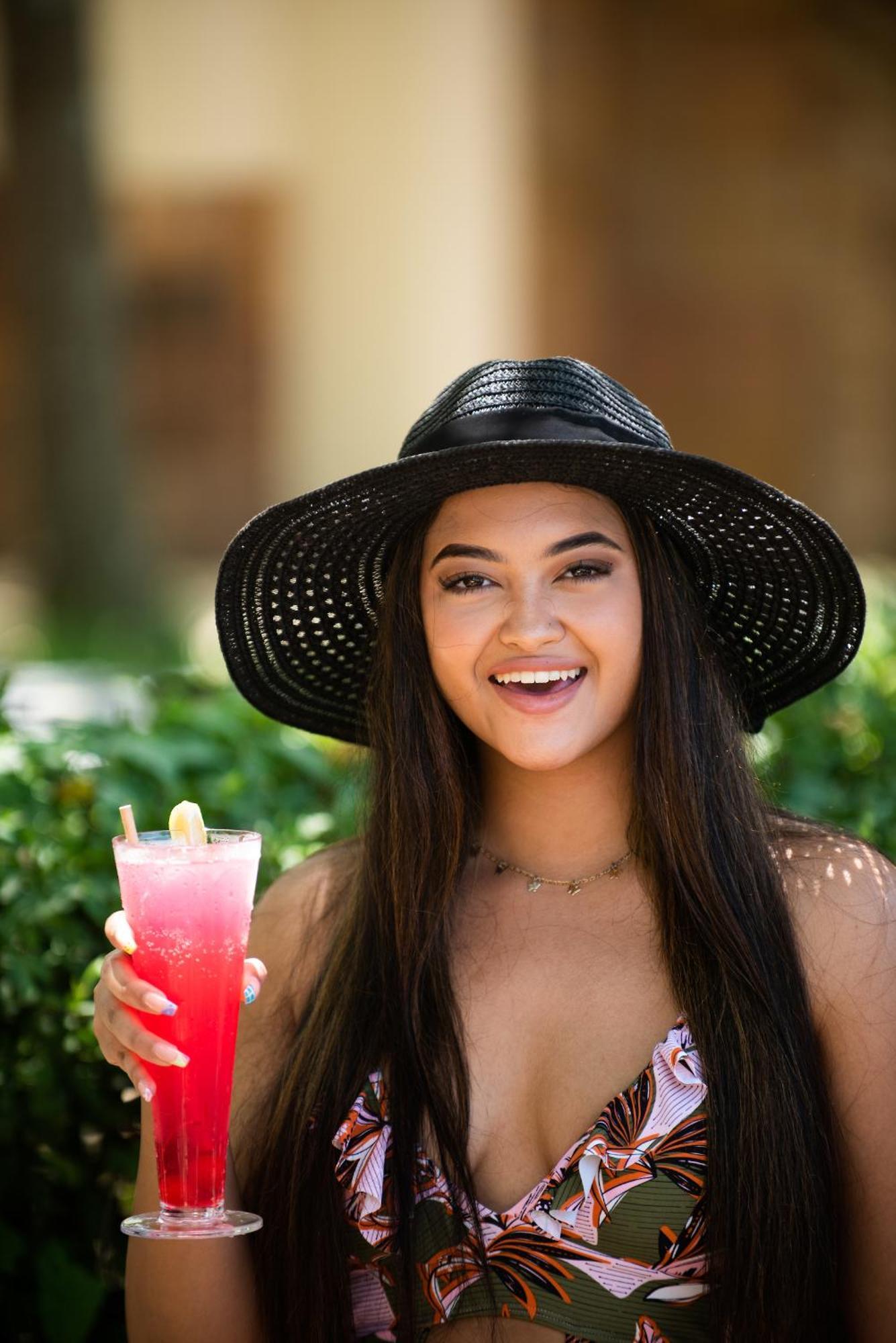Hotel The Capital Zimbali Ballito Esterno foto A woman wearing a sun hat