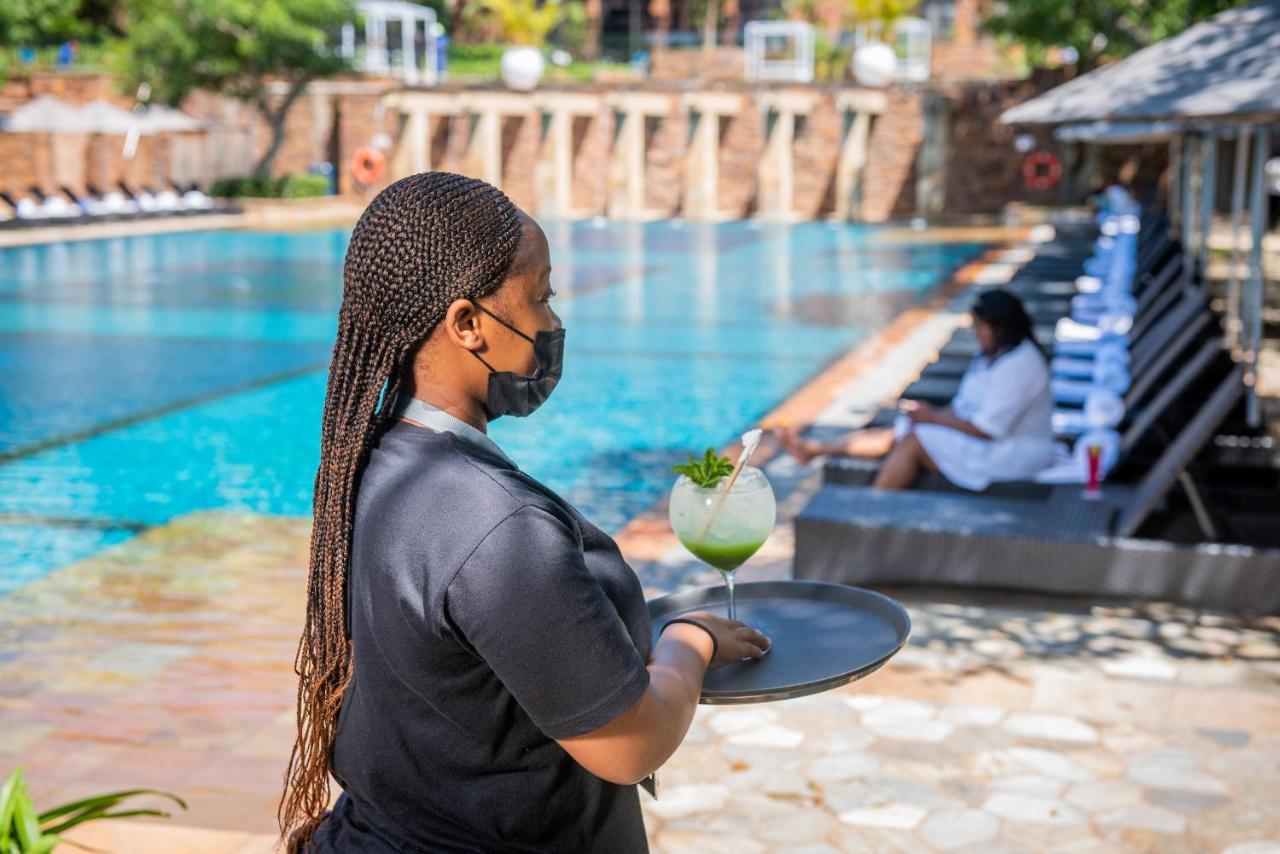 Hotel The Capital Zimbali Ballito Esterno foto A waitress wearing a face mask at a hotel in Kigali, Rwanda