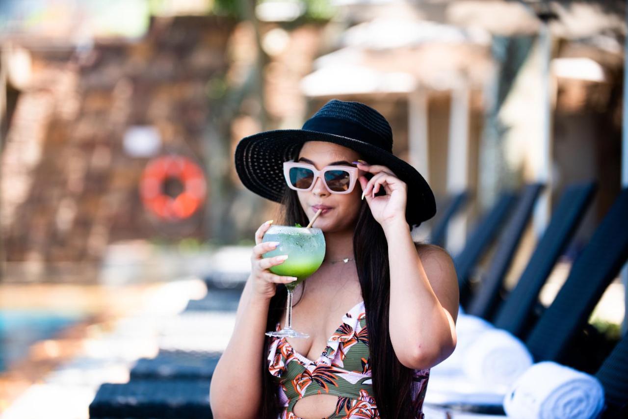 Hotel The Capital Zimbali Ballito Esterno foto A woman wearing a hat