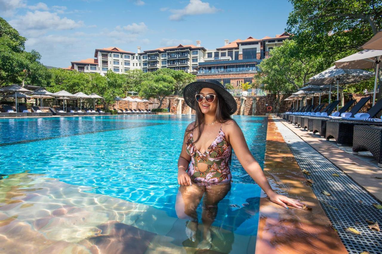 Hotel The Capital Zimbali Ballito Esterno foto A woman wearing a sun hat