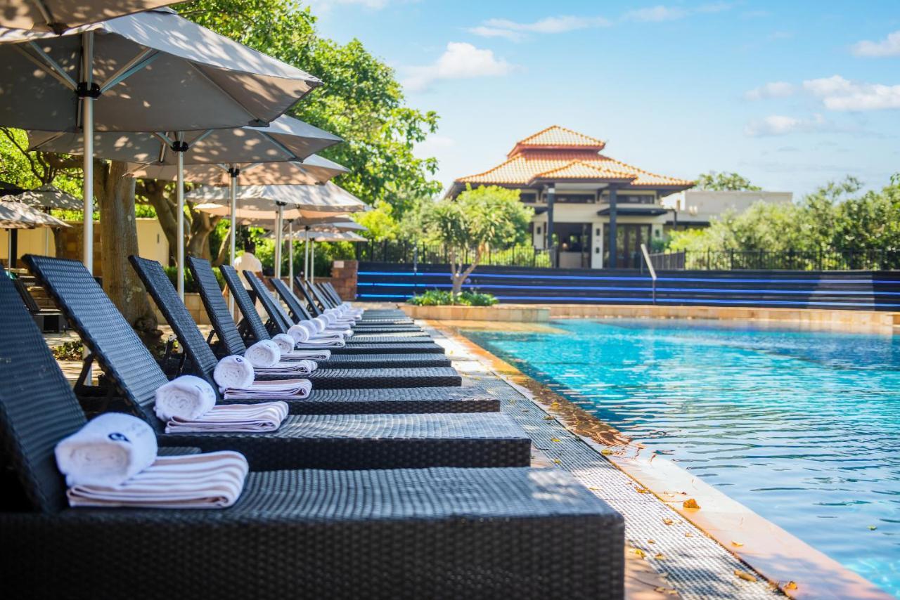 Hotel The Capital Zimbali Ballito Esterno foto The swimming pool at the hotel
