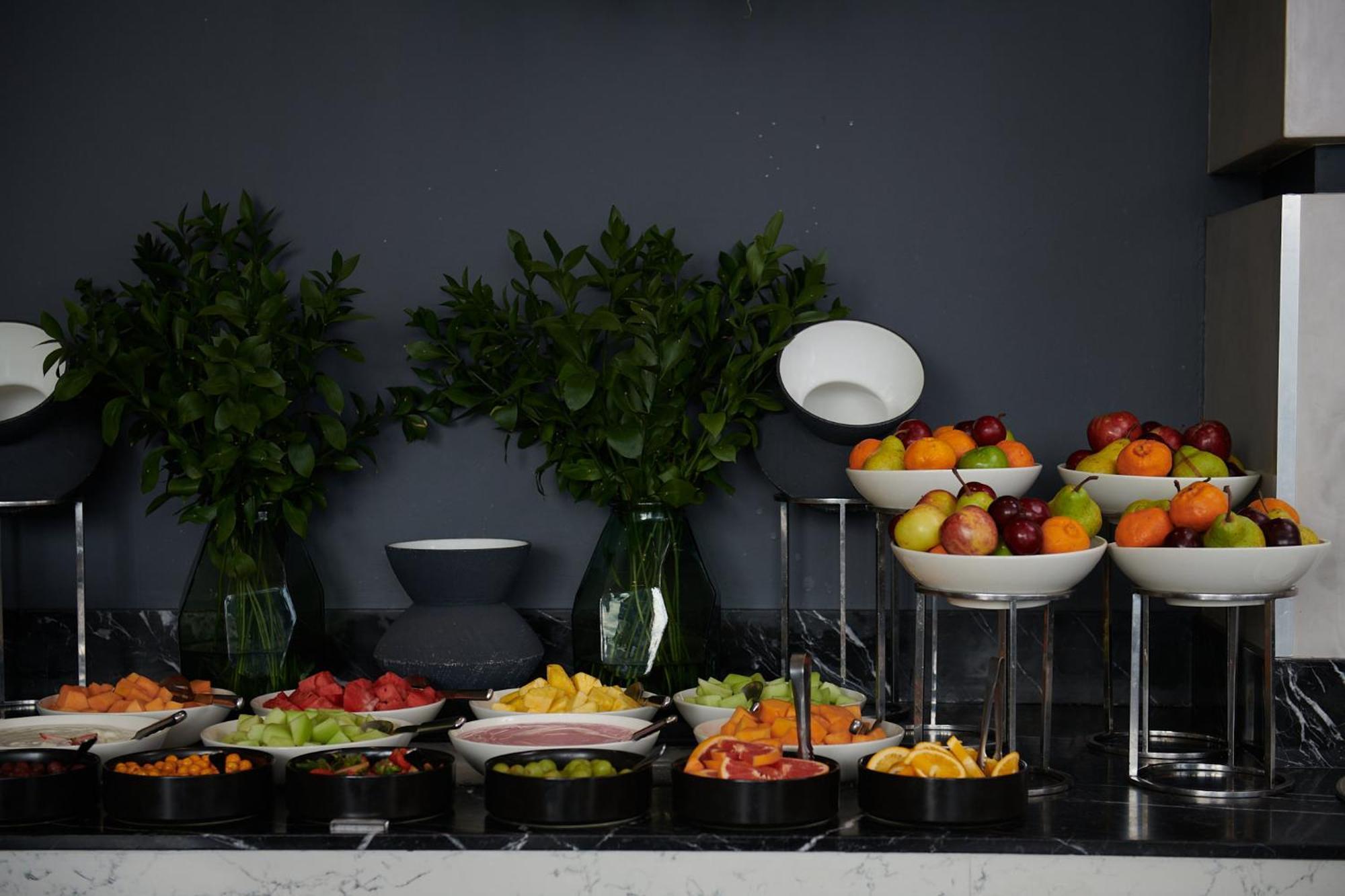 Hotel The Capital Zimbali Ballito Esterno foto A fruit salad buffet