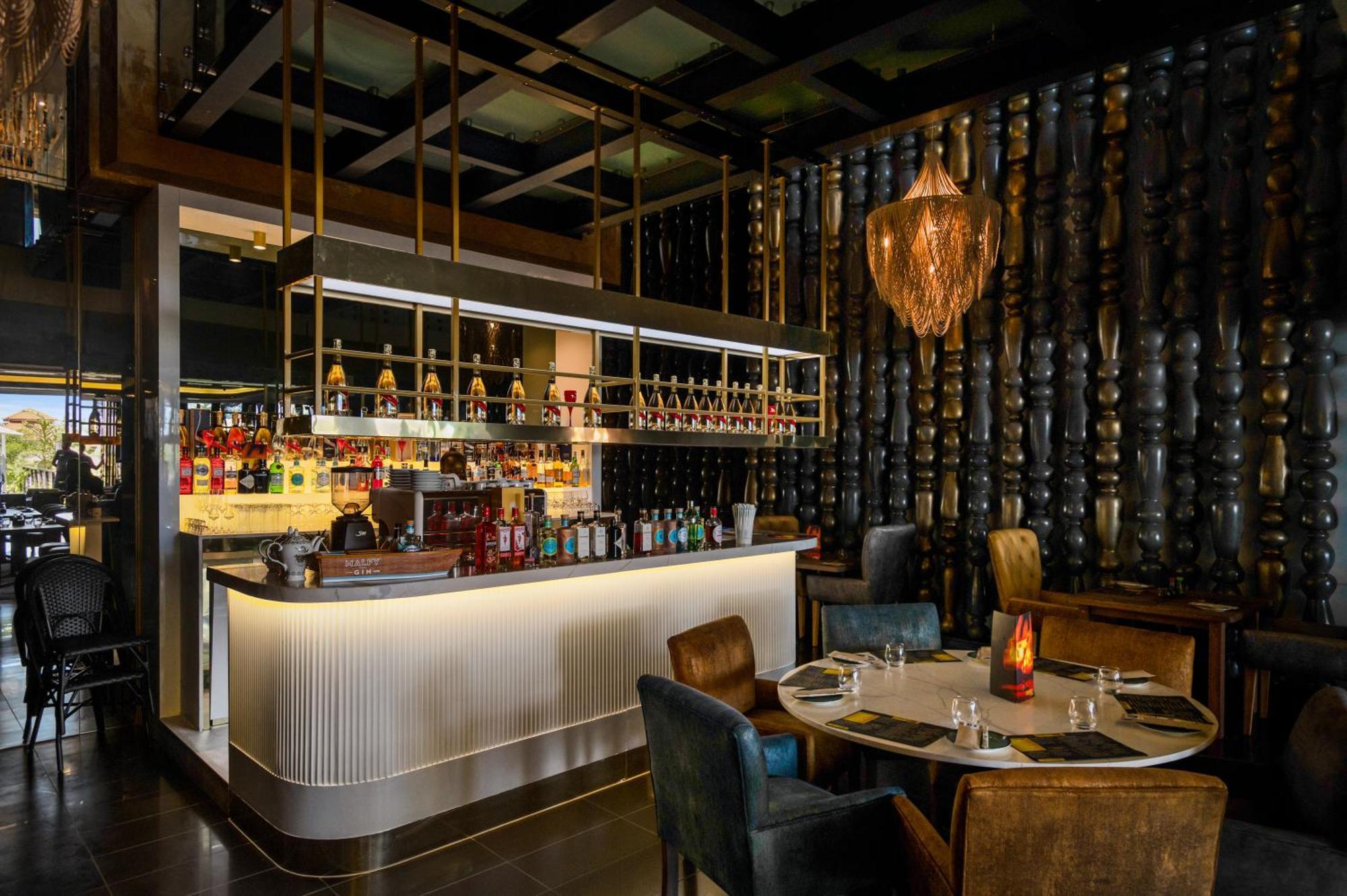 Hotel The Capital Zimbali Ballito Esterno foto The bar at the restaurant